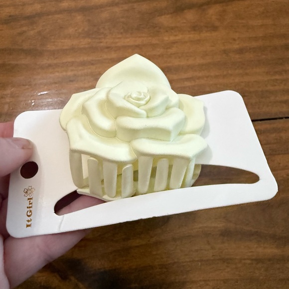 Floral and Pearl Hair Accessories Set - Picture 6 of 8